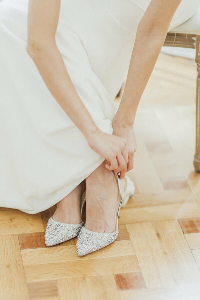 Glamouröse Hochzeit in Wien 4 magnolias on silk vienna bridal shoes
