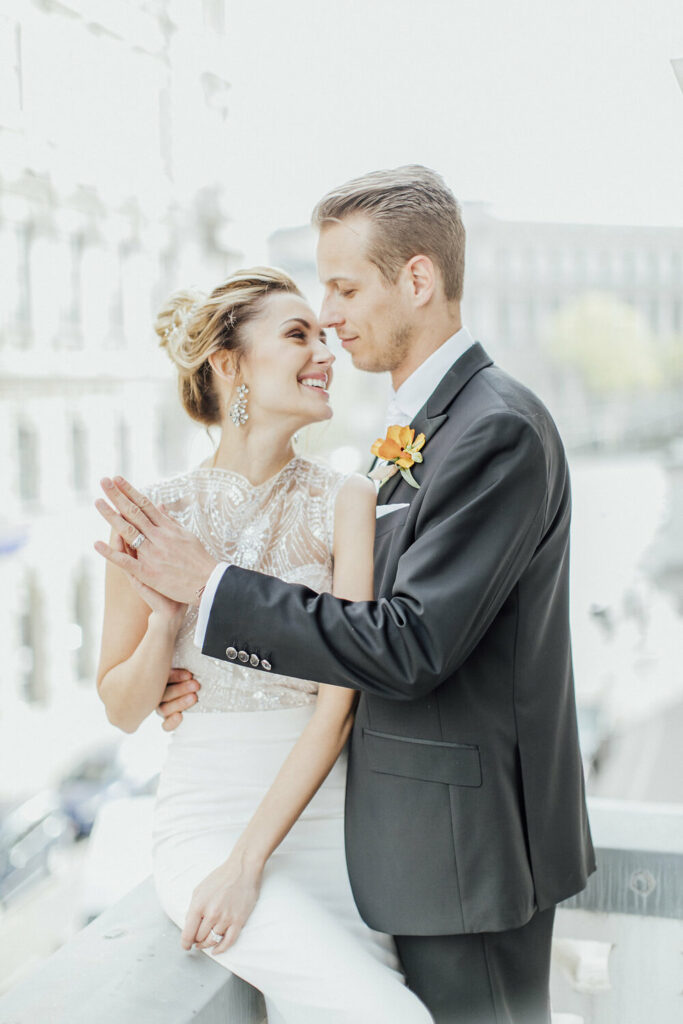 Glamouröse Hochzeit in Wien 11 magnolias on silk vienna bride and groom
