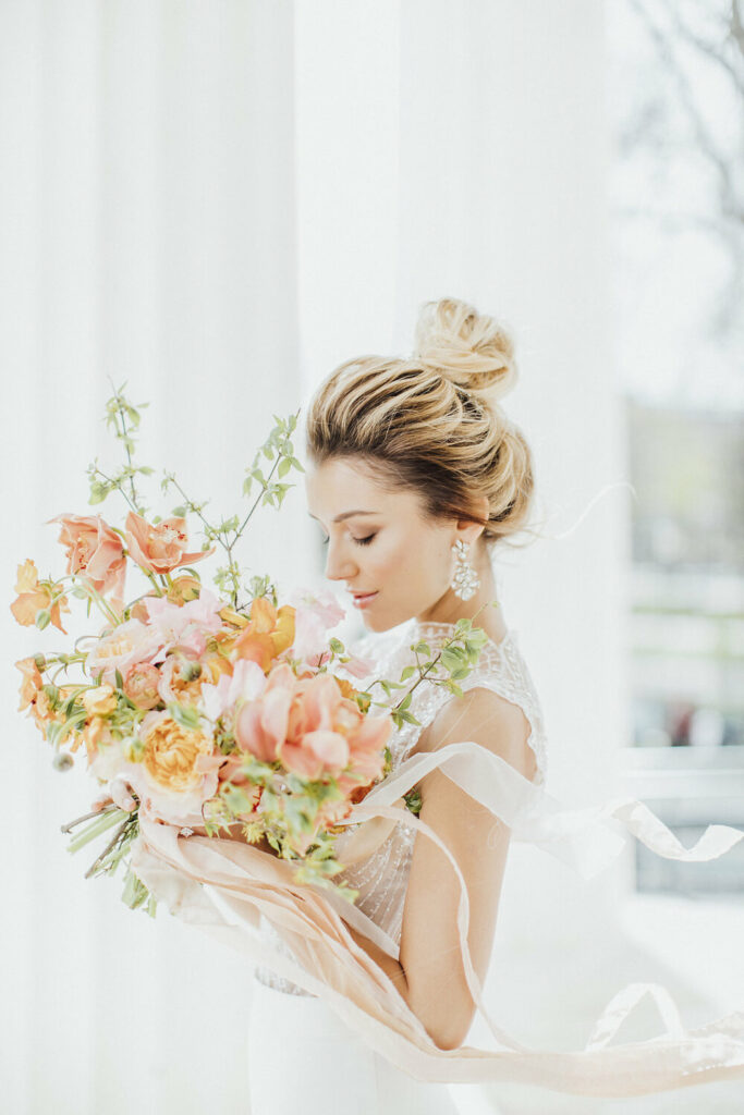 Glamouröse Hochzeit in Wien 12 magnolias on silk vienna bride bouquet