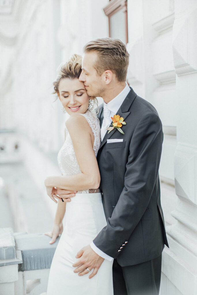 Glamouröse Hochzeit in Wien 18 magnolias on silk vienna wedding couple