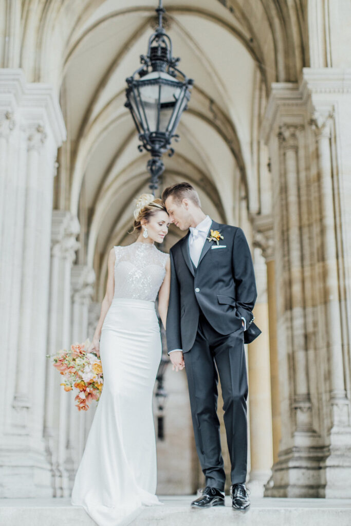Glamouröse Hochzeit in Wien 13 magnolias on silk vienna wedding couple white wedding