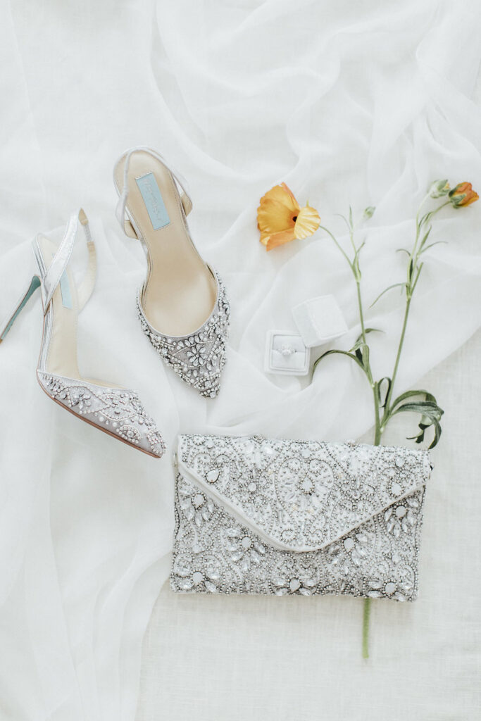 Glamouröse Hochzeit in Wien 22 magnolias on silk vienna wedding details shoes