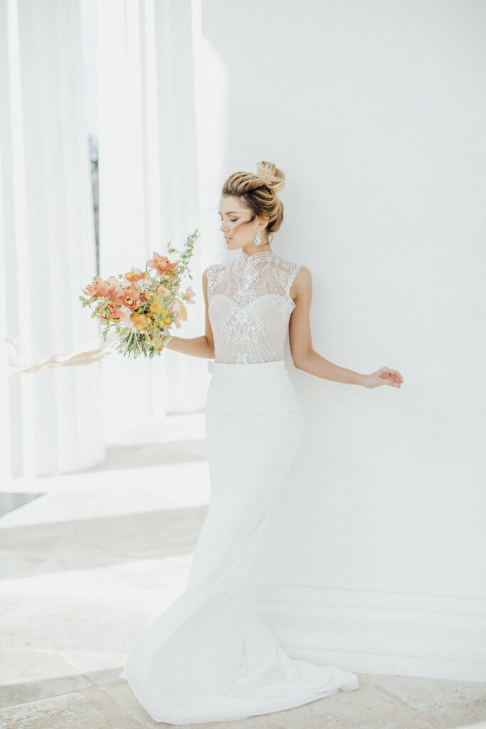 Glamouröse Hochzeit in Wien 20 magnolias on silk vienna wedding dress flowers