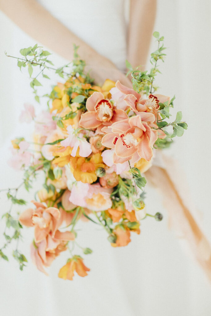 Glamouröse Hochzeit in Wien 8 magnolias on silk vienna wedding flowers details