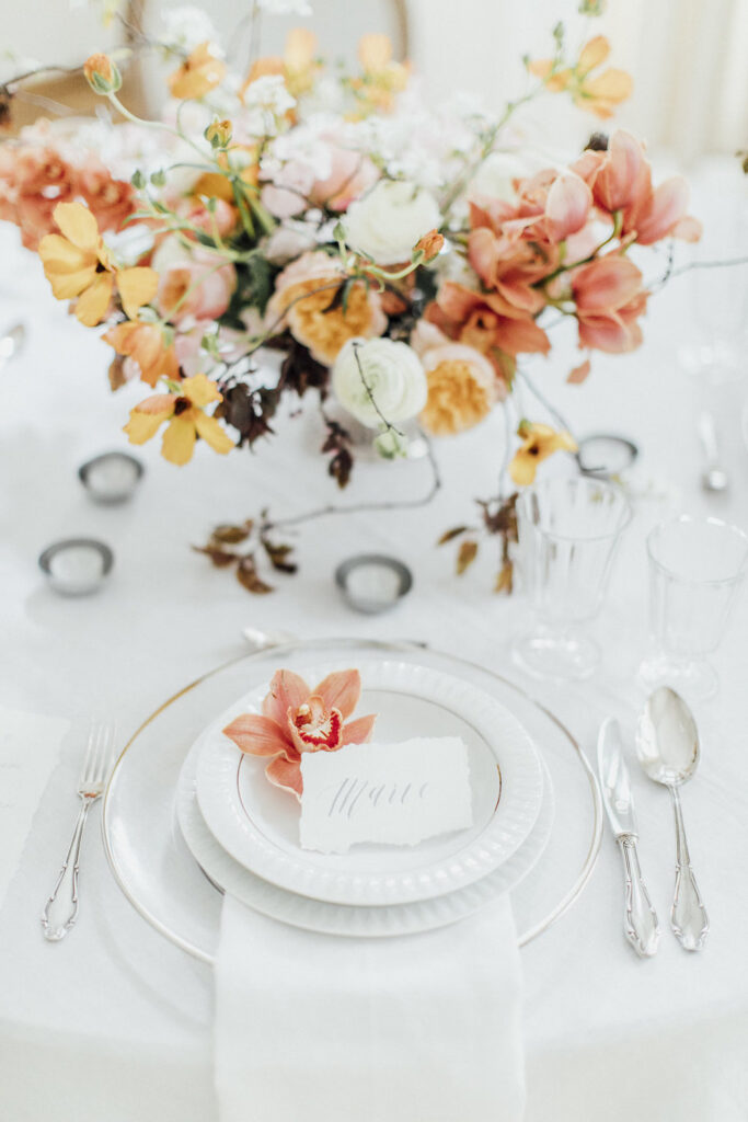 Glamouröse Hochzeit in Wien 28 magnolias on silk vienna wedding table decoration