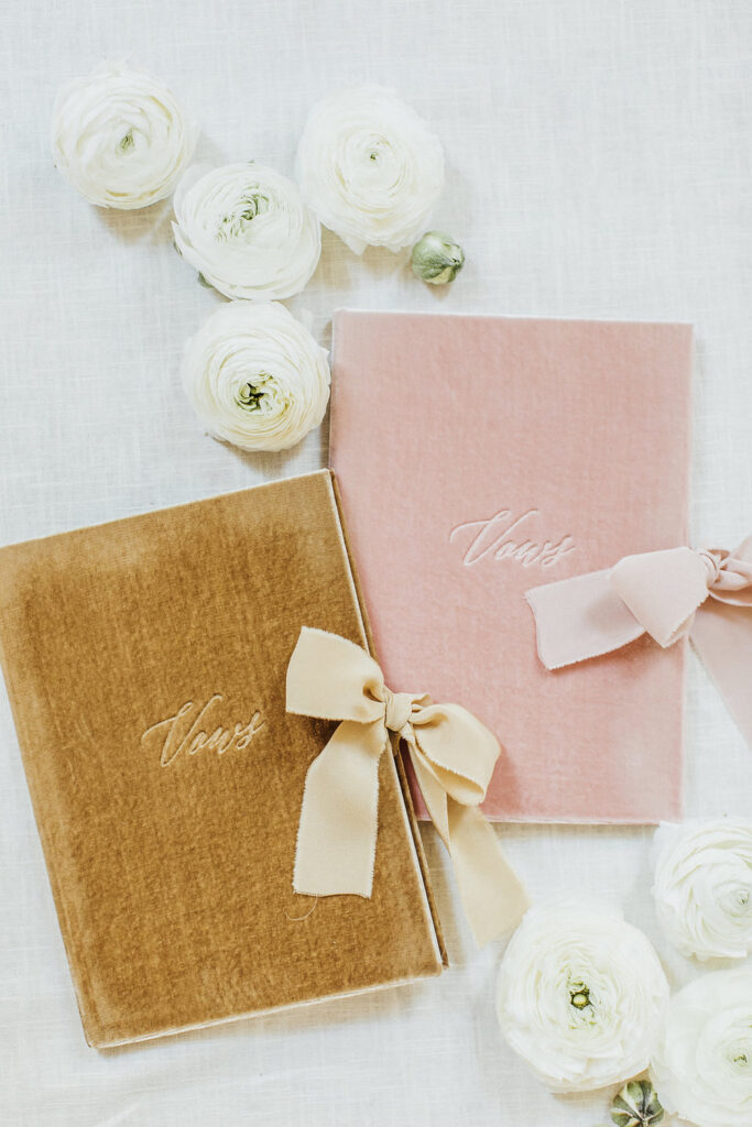 Glamouröse Hochzeit in Wien 25 magnolias on silk vienna wedding vow books