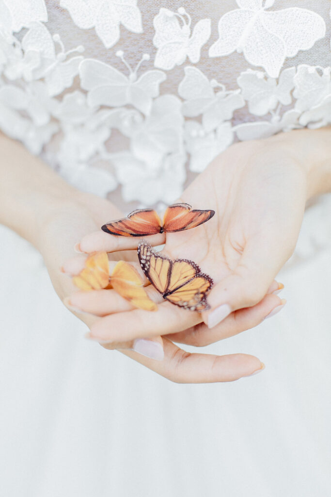 Verträumte Hochzeitsinspiration mit Schmetterlingen in einer Orangerie 15 hochzeitsinspiratoin sommerhochzeit schmetterling braut 6
