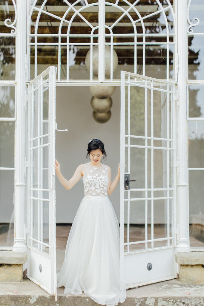 Verträumte Hochzeitsinspiration mit Schmetterlingen in einer Orangerie 18 hochzeitsinspiratoin sommerhochzeit schmetterling braut 8
