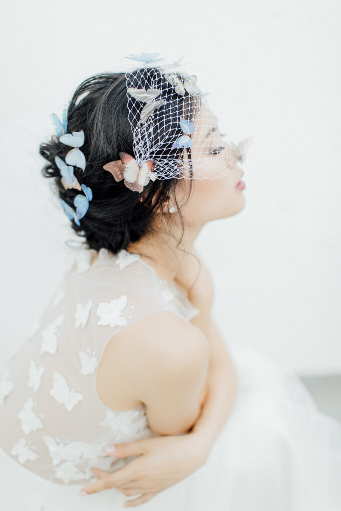 Verträumte Hochzeitsinspiration mit Schmetterlingen in einer Orangerie 21 hochzeitsinspiratoin sommerhochzeit schmetterling brautschleier