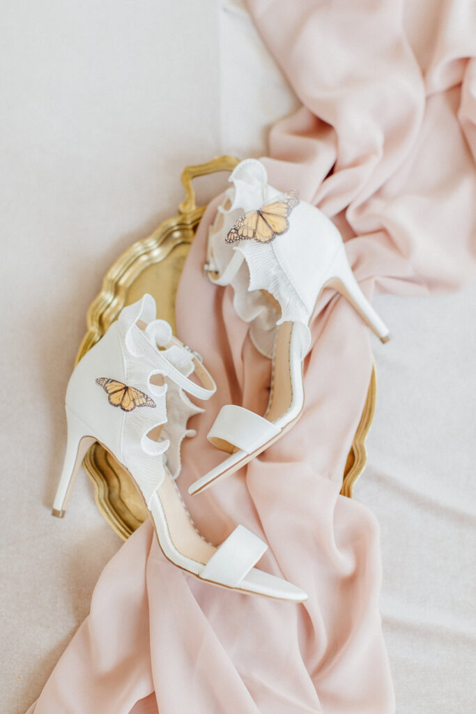 Verträumte Hochzeitsinspiration mit Schmetterlingen in einer Orangerie 22 hochzeitsinspiratoin sommerhochzeit schmetterling brautschuhe