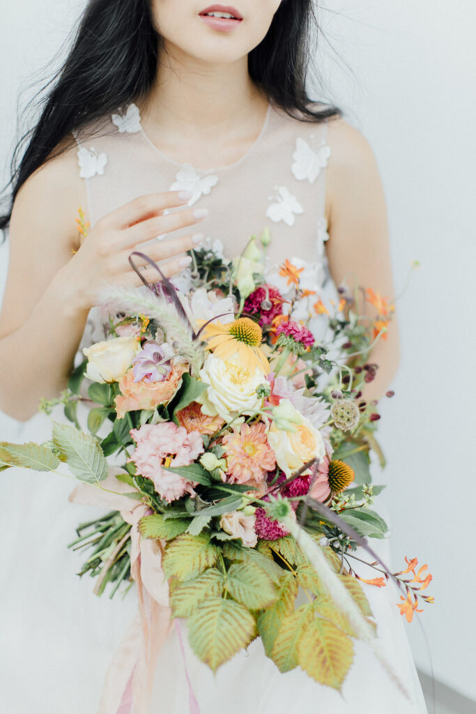 Verträumte Hochzeitsinspiration mit Schmetterlingen in einer Orangerie 25 hochzeitsinspiratoin sommerhochzeit schmetterling brautstrauss 1