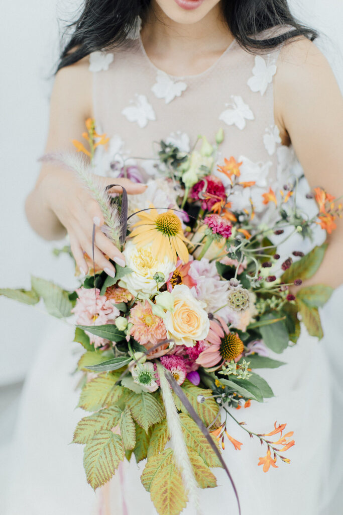 Verträumte Hochzeitsinspiration mit Schmetterlingen in einer Orangerie 17 hochzeitsinspiratoin sommerhochzeit schmetterling brautstrauss 2