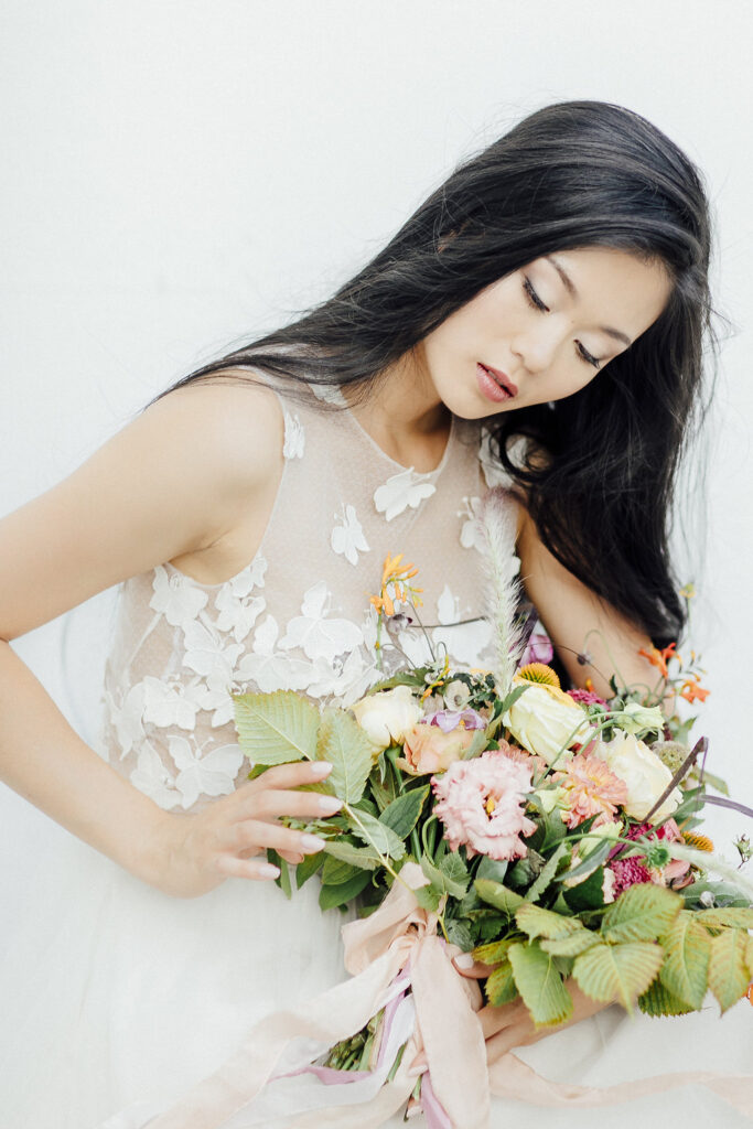 Verträumte Hochzeitsinspiration mit Schmetterlingen in einer Orangerie 26 hochzeitsinspiratoin sommerhochzeit schmetterling brautstrauss 3