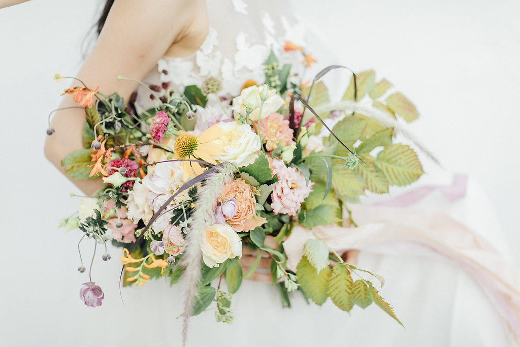 Verträumte Hochzeitsinspiration mit Schmetterlingen in einer Orangerie 27 hochzeitsinspiratoin sommerhochzeit schmetterling brautstrauss 4