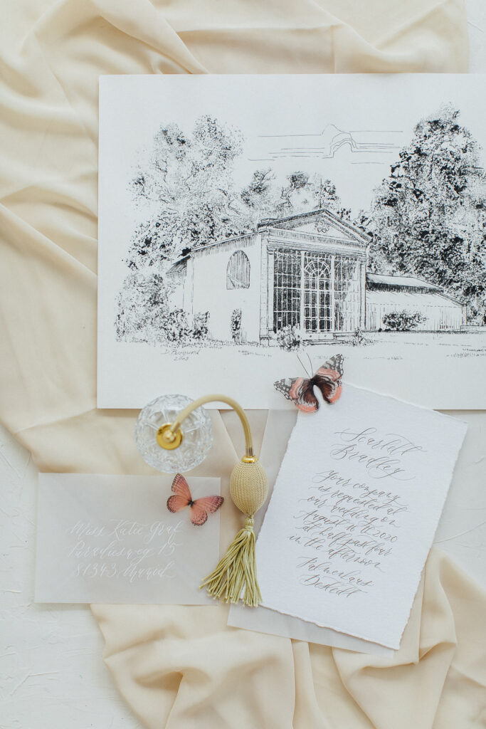 Verträumte Hochzeitsinspiration mit Schmetterlingen in einer Orangerie 28 hochzeitsinspiratoin sommerhochzeit schmetterling flatlay 1
