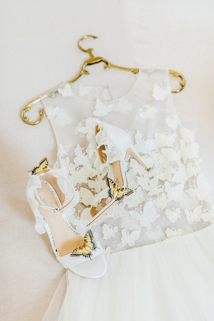 Verträumte Hochzeitsinspiration mit Schmetterlingen in einer Orangerie 23 hochzeitsinspiratoin sommerhochzeit schmetterling flatlay 2