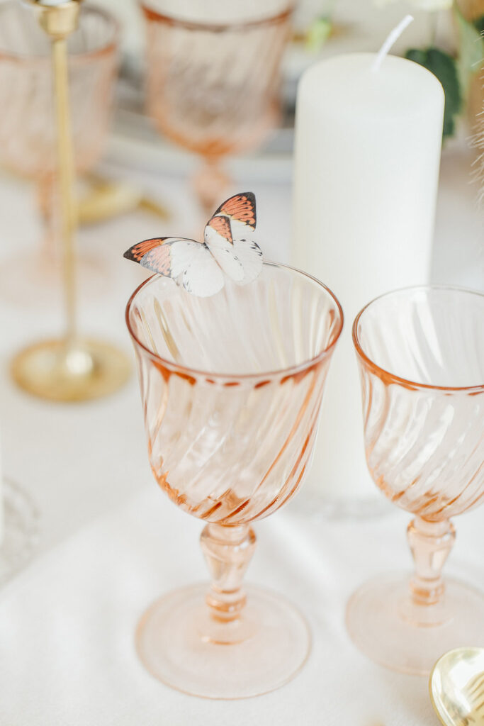 Verträumte Hochzeitsinspiration mit Schmetterlingen in einer Orangerie 29 hochzeitsinspiratoin sommerhochzeit schmetterling glaeser mieten