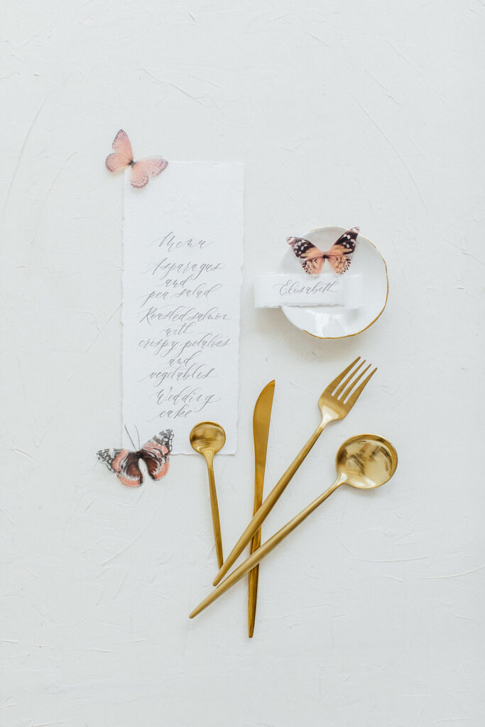 Verträumte Hochzeitsinspiration mit Schmetterlingen in einer Orangerie 30 hochzeitsinspiratoin sommerhochzeit schmetterling goldenes besteck