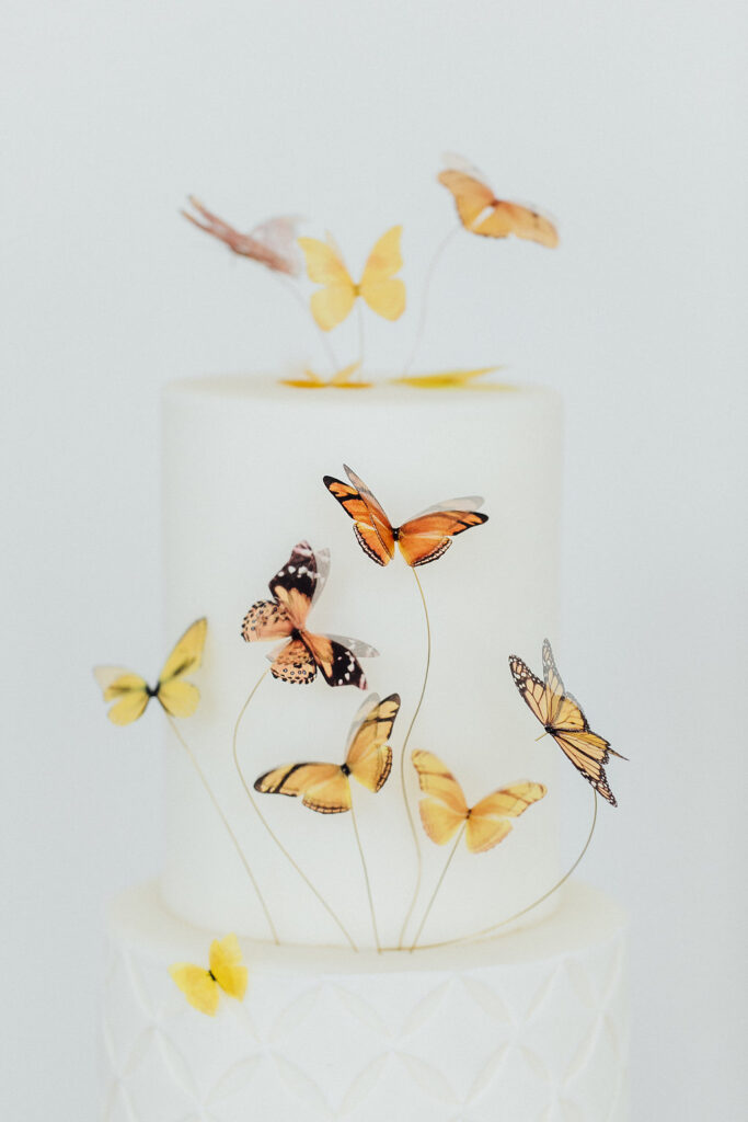 Verträumte Hochzeitsinspiration mit Schmetterlingen in einer Orangerie 32 hochzeitsinspiratoin sommerhochzeit schmetterling hochzeitstorte 2