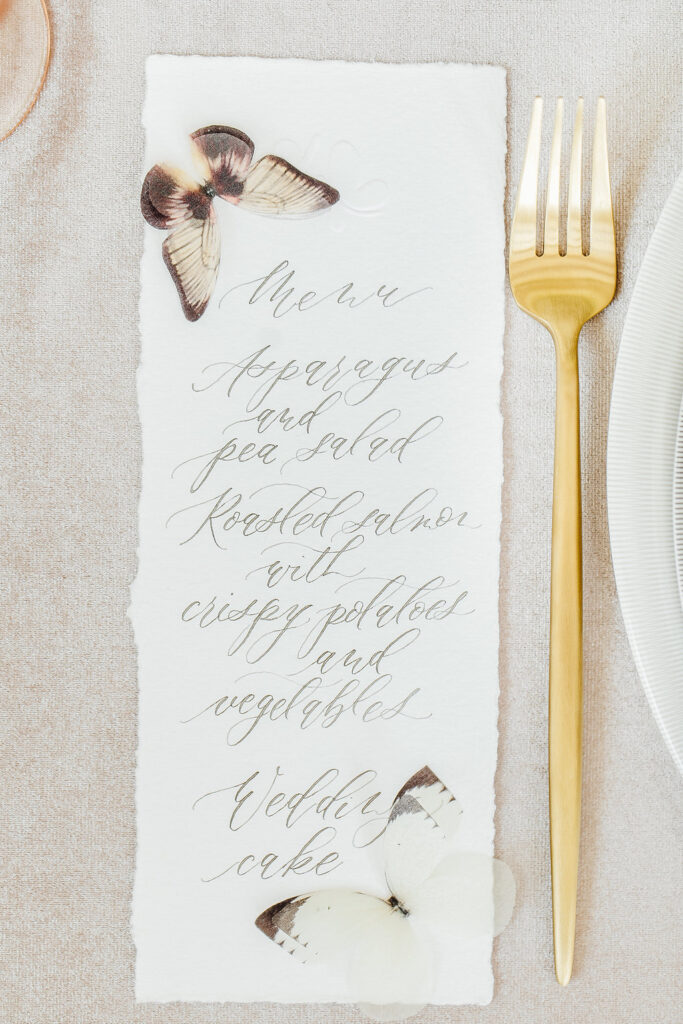 Verträumte Hochzeitsinspiration mit Schmetterlingen in einer Orangerie 34 hochzeitsinspiratoin sommerhochzeit schmetterling menuekarte 1