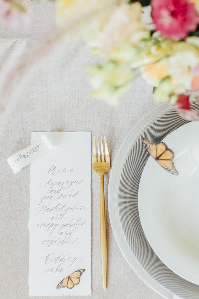 Verträumte Hochzeitsinspiration mit Schmetterlingen in einer Orangerie 35 hochzeitsinspiratoin sommerhochzeit schmetterling menuekarte 2