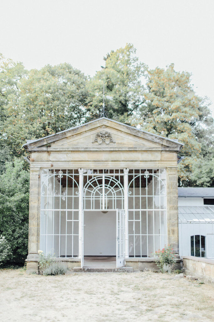 Verträumte Hochzeitsinspiration mit Schmetterlingen in einer Orangerie 19 hochzeitsinspiratoin sommerhochzeit schmetterling palmenhaus destedt