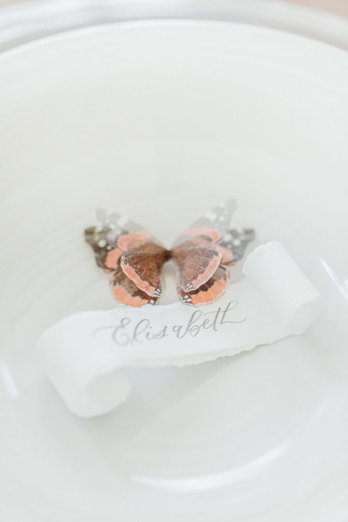 Verträumte Hochzeitsinspiration mit Schmetterlingen in einer Orangerie 39 hochzeitsinspiratoin sommerhochzeit schmetterling platzkarte 1