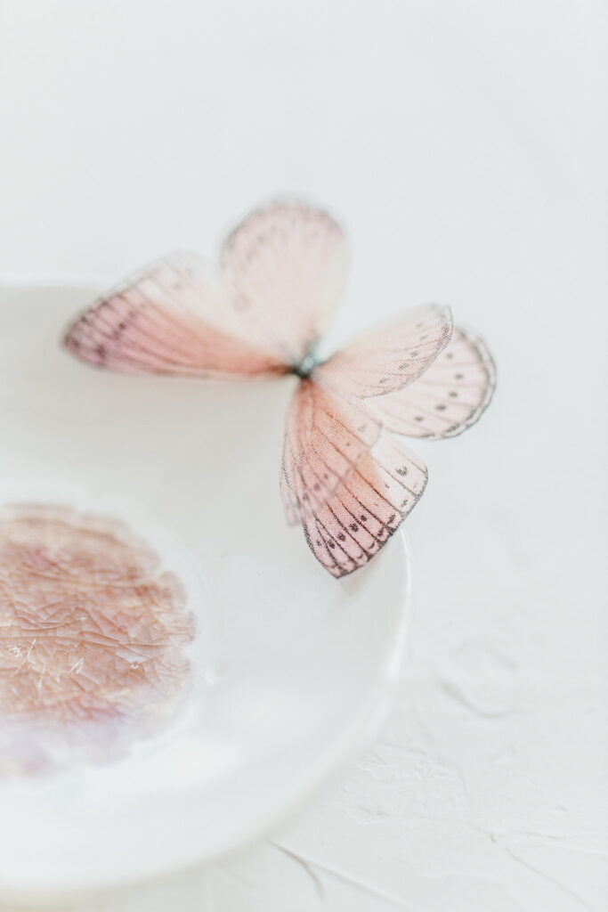 Verträumte Hochzeitsinspiration mit Schmetterlingen in einer Orangerie 41 hochzeitsinspiratoin sommerhochzeit schmetterling stylingschale 1