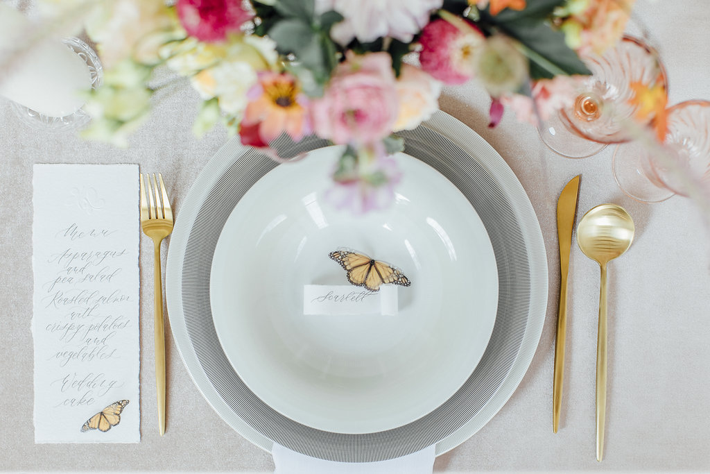 Verträumte Hochzeitsinspiration mit Schmetterlingen in einer Orangerie 42 hochzeitsinspiratoin sommerhochzeit schmetterling tischdekoration 1