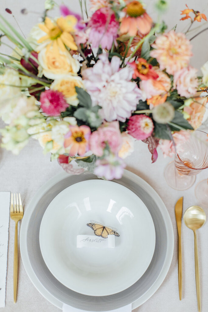 Verträumte Hochzeitsinspiration mit Schmetterlingen in einer Orangerie 38 hochzeitsinspiratoin sommerhochzeit schmetterling tischdekoration 2