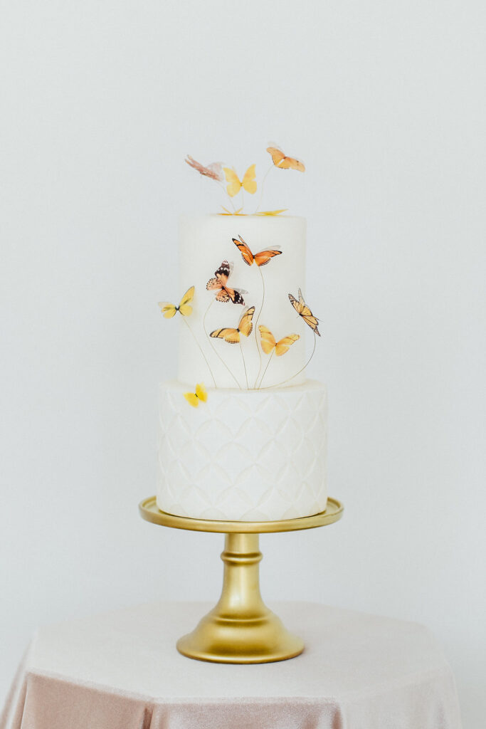 Verträumte Hochzeitsinspiration mit Schmetterlingen in einer Orangerie 31 hochzeitsinspiratoin sommerhochzeit schmetterling torte 1