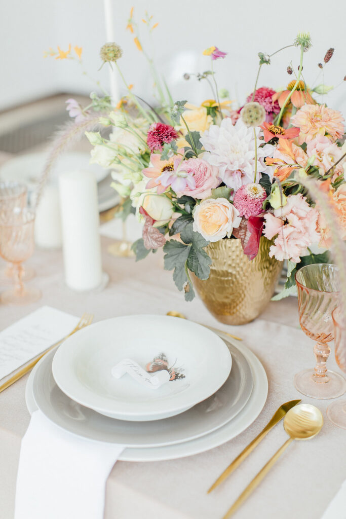 Verträumte Hochzeitsinspiration mit Schmetterlingen in einer Orangerie 45 tischdekoration hochzeitsinspiration sommer schmetterlinge 2