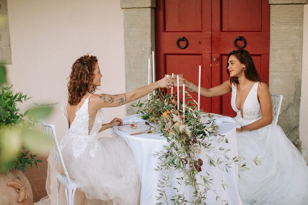 2 brides toskana wedding dinner table