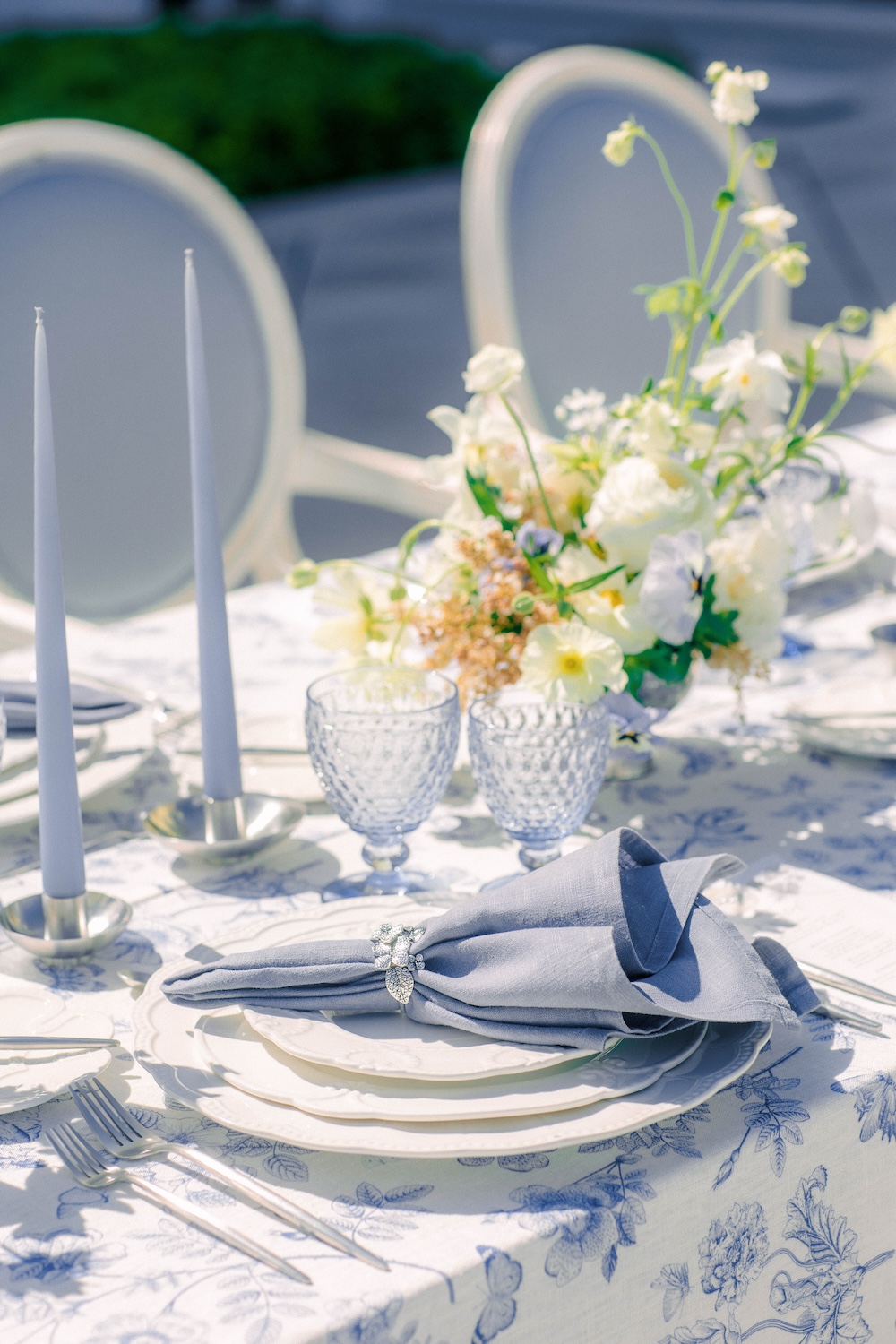 magnolias-on-silk-grandhotel-heiligendamm-french-countryside-var1-tischdeko-event-hochzeit Grandhotel Heiligendamm French Countryside Tischdeko Eventtrends 2024