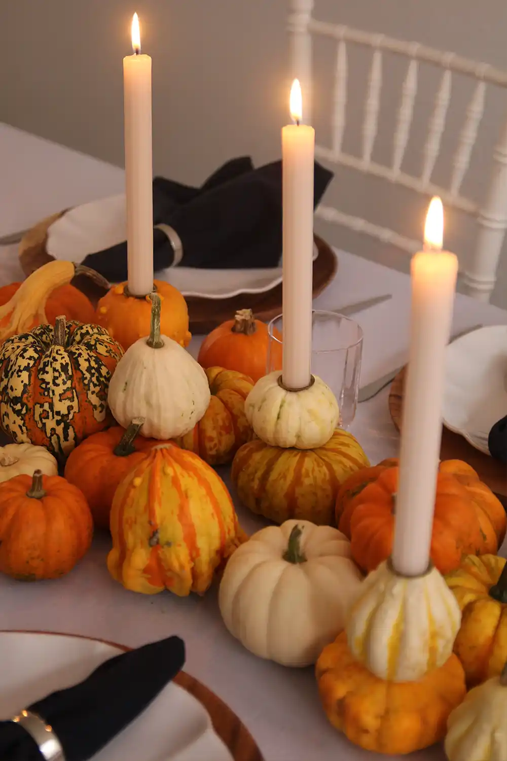 magnolias-on-silk-tisch-des-monats-inspiration-herbst-pumpkin-party-hoch-12 Herbstliche Tischdekoration mit Kürbis