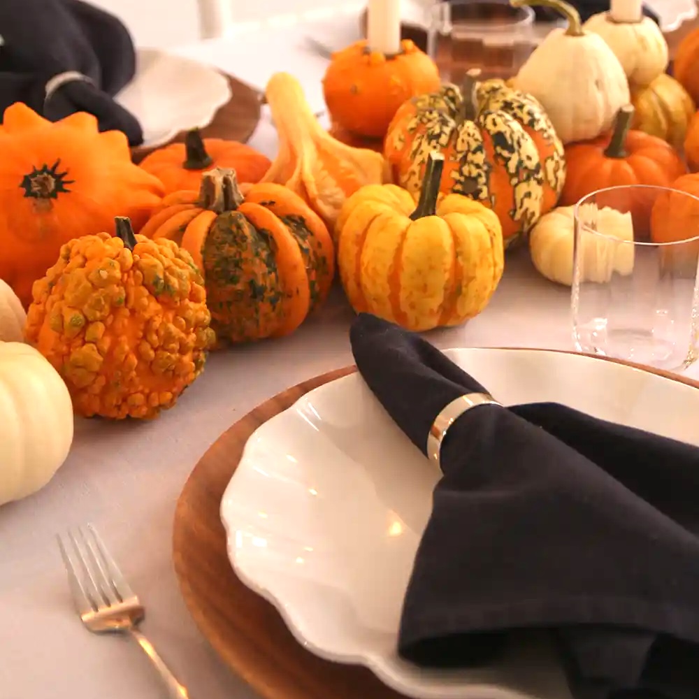 magnolias-on-silk-tisch-des-monats-inspiration-herbst-pumpkin-party-quadrat-13 Leinenservietten und silberne Serviettenhalter auf einem herbstlichen Tisch mit Kürbissen