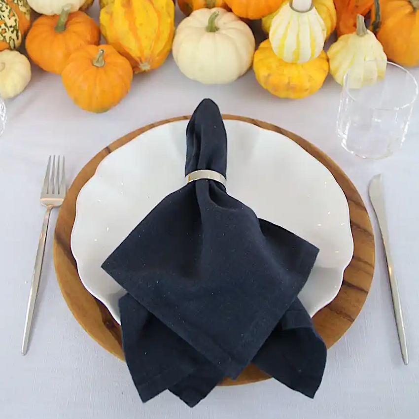magnolias-on-silk-tisch-des-monats-inspiration-herbst-pumpkin-party-quadrat-28 Platzset mit Akazienholzplatztellern, Kürbissen und Wasserglas