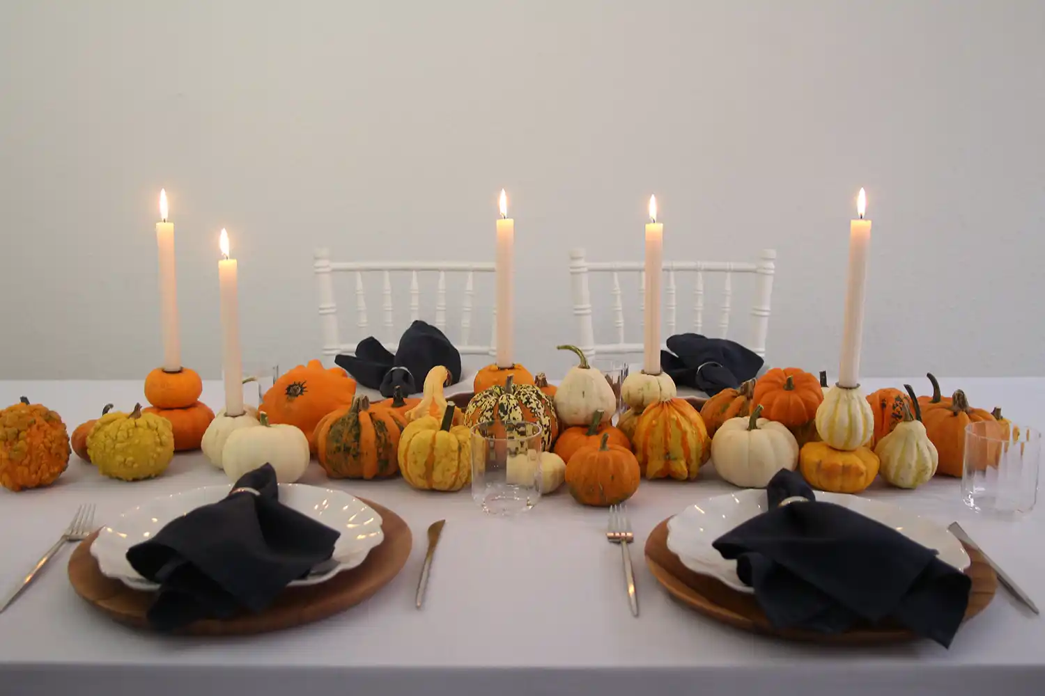 magnolias-on-silk-tisch-des-monats-inspiration-herbst-pumpkin-party-quer-1 Tisch mit Costa Nova Steingutgeschirr, Kürbissen und Wassergläsern auf eisblauer Leinentischdecke