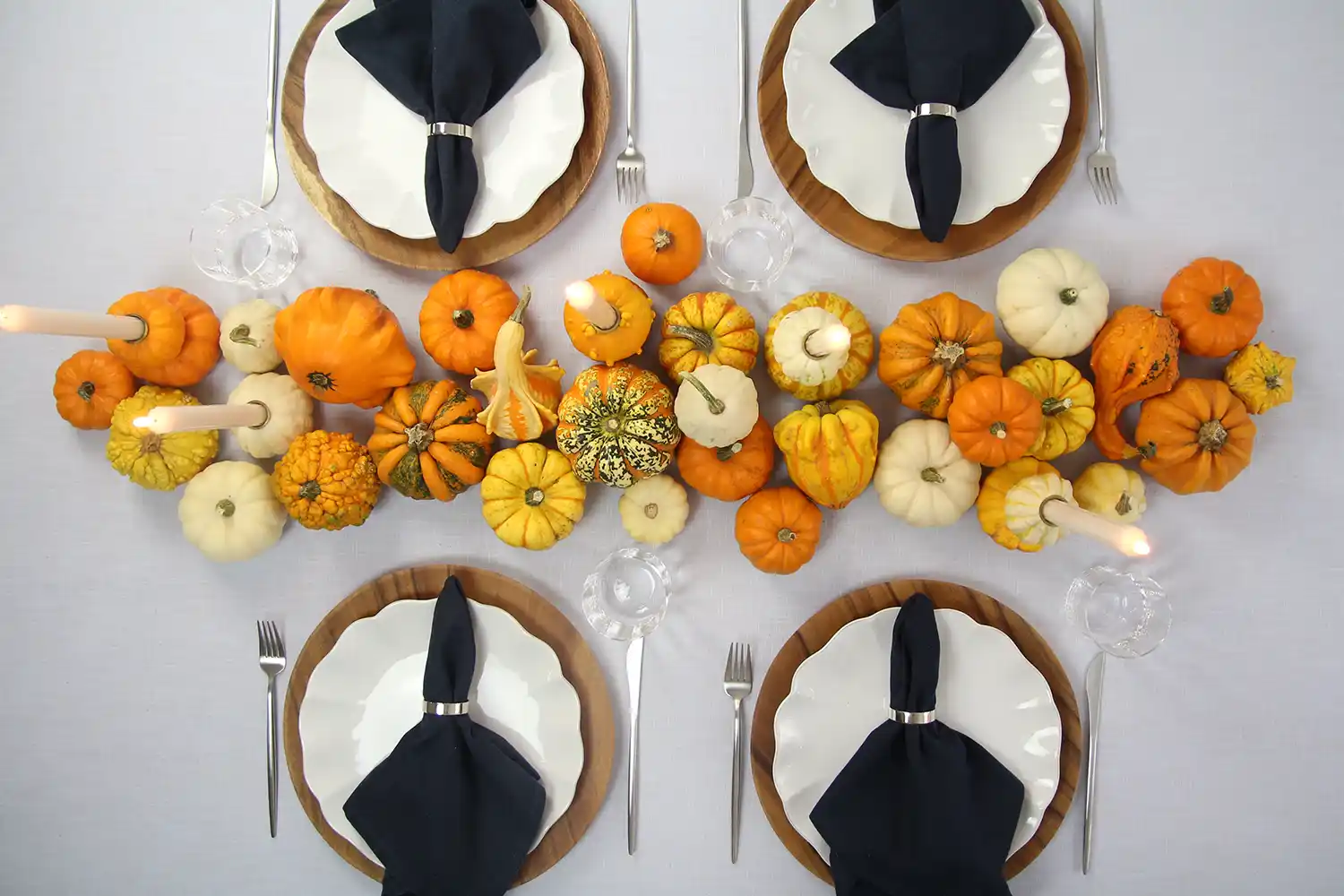 magnolias-on-silk-tisch-des-monats-inspiration-herbst-pumpkin-party-quer-14 Herbstliche Tischdekoration mit Kürbis Draufsicht