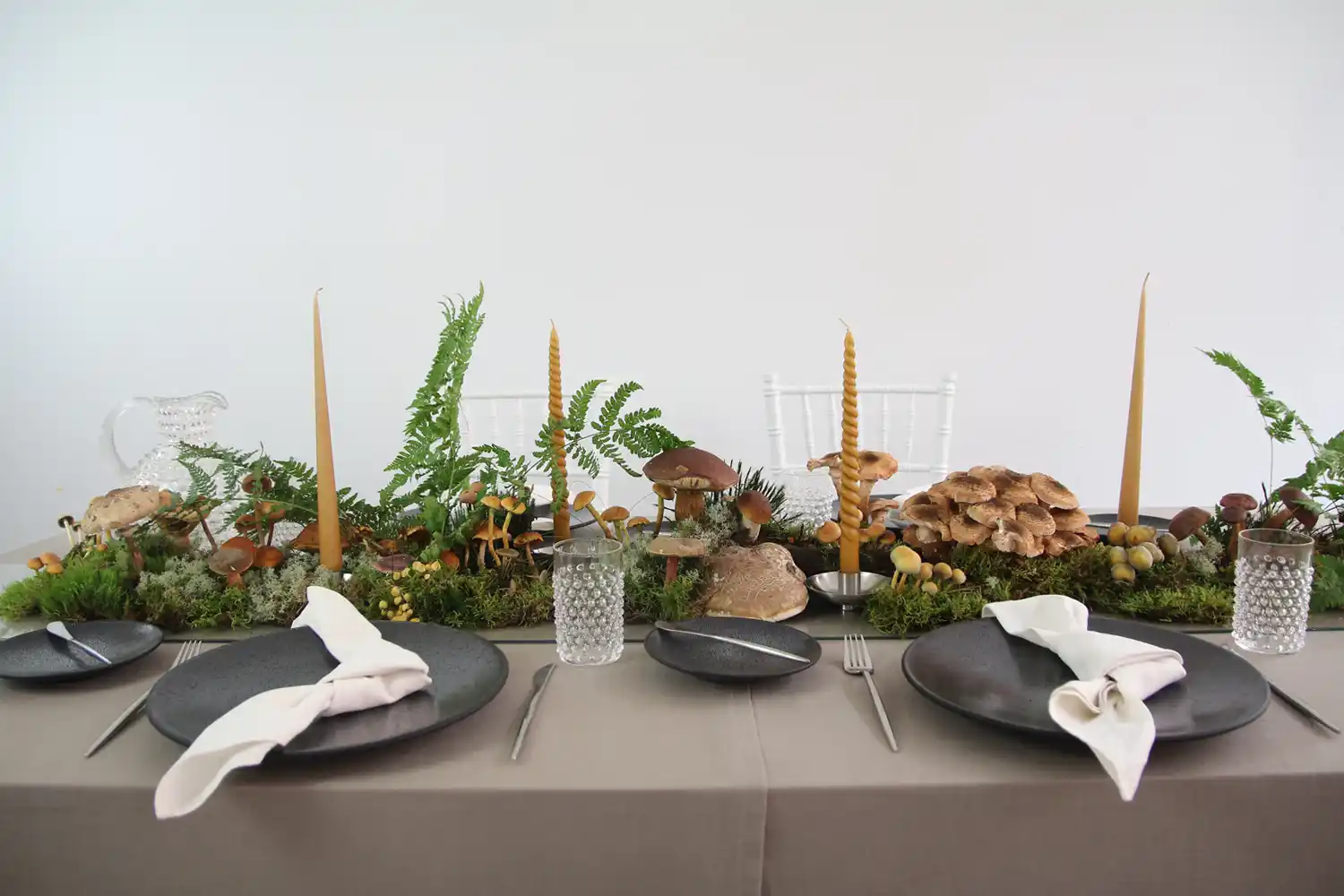 magnolias-on-silk-table-of-the-month-woodlands-forest-mushrooms-autumn-inspiration-1500x1000px-6 Autumn table decorations with mushrooms