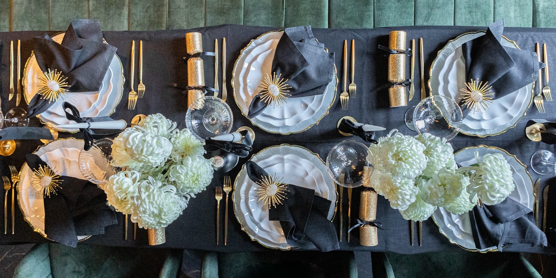 Elegante Silvester-Tafel aus der Vogelperspektive Silvester-Tischdeko in Schwarz und Gold, aufgenommen aus der Vogelperspektive.