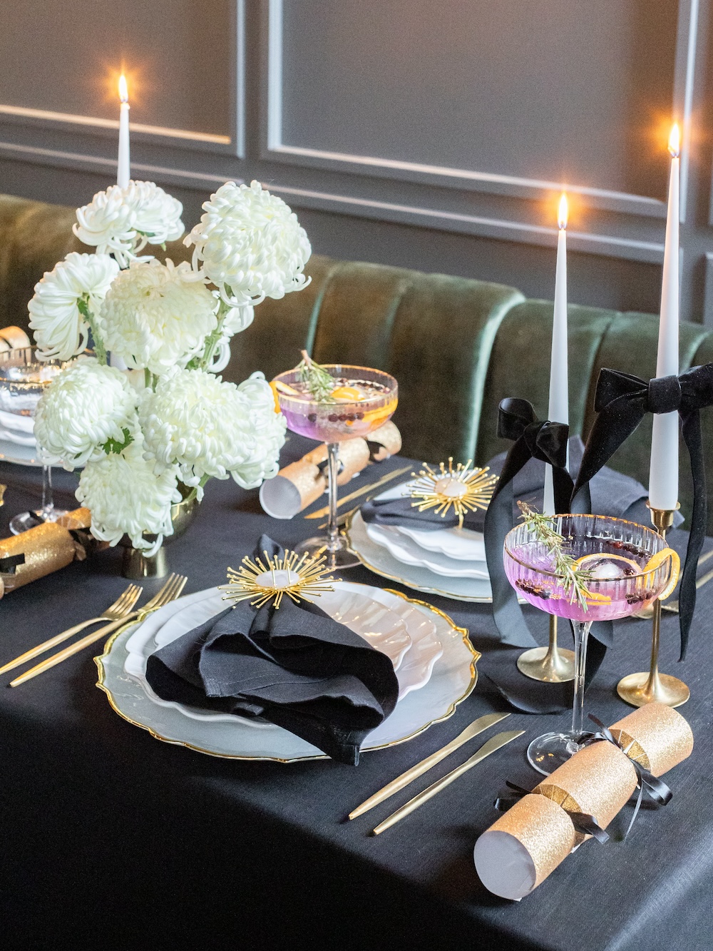 Festliche Silvester-Tafel: Goldene Eleganz im Hochformat Hochformat-Foto einer Silvester-Tischdekoration mit Schwarz-Gold-Thema und weißen Akzenten.