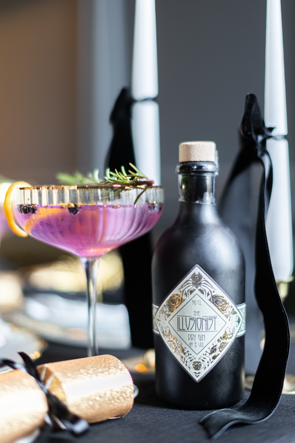 The Illusionist Dry Gin – Der magische Genuss The Illusionist Dry Gin in einem Glas mit Eis, Zitrone und frischen Kräutern – der perfekte Genussmoment.