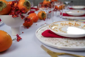 Maximalist table decoration with hand-painted plates from the Adelasia collection and Edge cutlery.