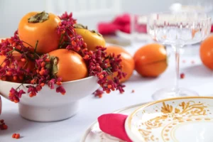 Hand-painted plate from the Adelasia collection, decorated with fruit and linen table linen from Silk & Linen.