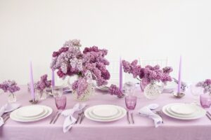 magnolias on silk tisch des monats mai fruehling flieder lila lavender lilac inspiration tischdekoration 1