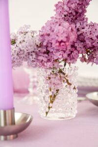 magnolias on silk tisch des monats mai fruehling flieder lila lavender lilac inspiration tischdekoration 20 hoch