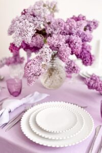 magnolias on silk tisch des monats mai fruehling flieder lila lavender lilac inspiration tischdekoration 23