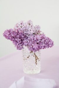 magnolias on silk tisch des monats mai fruehling flieder lila lavender lilac inspiration tischdekoration 28 hoch