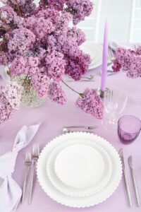 magnolias on silk tisch des monats mai fruehling flieder lila lavender lilac inspiration tischdekoration 33 hoch